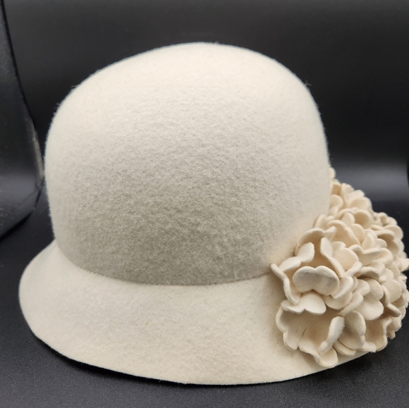 Holt Renfrew Woman's Wool hat 21 inch crown measurements. - Picture 4 of 8